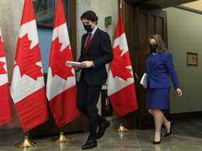 Justin Trudeau, premier ministre du Canada, à gauche, et Chrystia Freeland, vice-première ministre et ministre des Finances du Canada, tiennent des copies du budget fédéral à Ottawa, Ontario, Canada, le jeudi 7 avril 2022.