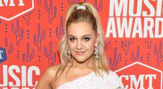 CMT Music Awards : Kelsea Ballerini sera co-animatrice à distance après avoir été testée positive au COVID-19