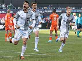 24 avril 2022 ;  New York, NY, New York, NY, États-Unis ;  L'attaquant du Toronto FC Jesus Jimenez (9) célèbre son but avec ses coéquipiers au cours de la première moitié contre le New York City FC au Citi Field.