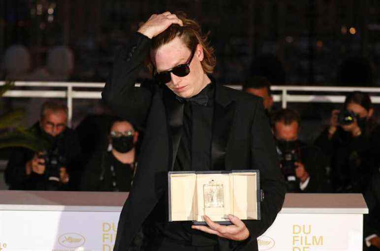 Caleb Landry Jones, lauréat du prix du meilleur acteur pour le film « Nitram » pose pour les photographes lors de la cérémonie de remise des prix au 74e festival international du film, Cannes, sud de la France, samedi 17 juillet 2021. (Photo de Vianney le Caer/ Invision/PA)