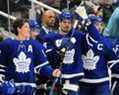 9 avril 2022 ;  Toronto, Ontario, CAN ;  L'attaquant des Maple Leafs de Toronto Auston Matthews (au milieu) reconnaît l'hommage des fans après avoir établi un nouveau record de buts pour une seule saison des Maple Leafs lors d'une pause dans l'action contre les Canadiens de Montréal à la Scotiabank Arena.  