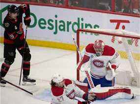 Le gardien de but des Canadiens de Montréal Carey Price effectue un arrêt sous le regard de l'ailier droit des Sénateurs d'Ottawa Drake Batherson en troisième période au Centre Canadian Tire le 23 avril 2022.