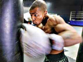 Mardi, Mponda Kalunga s'entraîne au Grant's MMA and Boxing Gym.  Kaluga fait la une de la Shaw Festival Boxing Card annuelle au Fairmont Royal York Hotel jeudi soir.