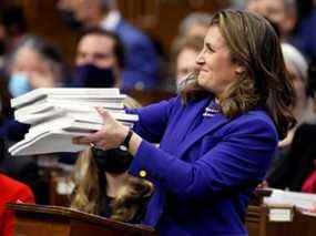 La ministre des Finances du Canada, Chrystia Freeland, dépose jeudi le budget 2022-2023 à la Chambre des communes sur la Colline du Parlement.