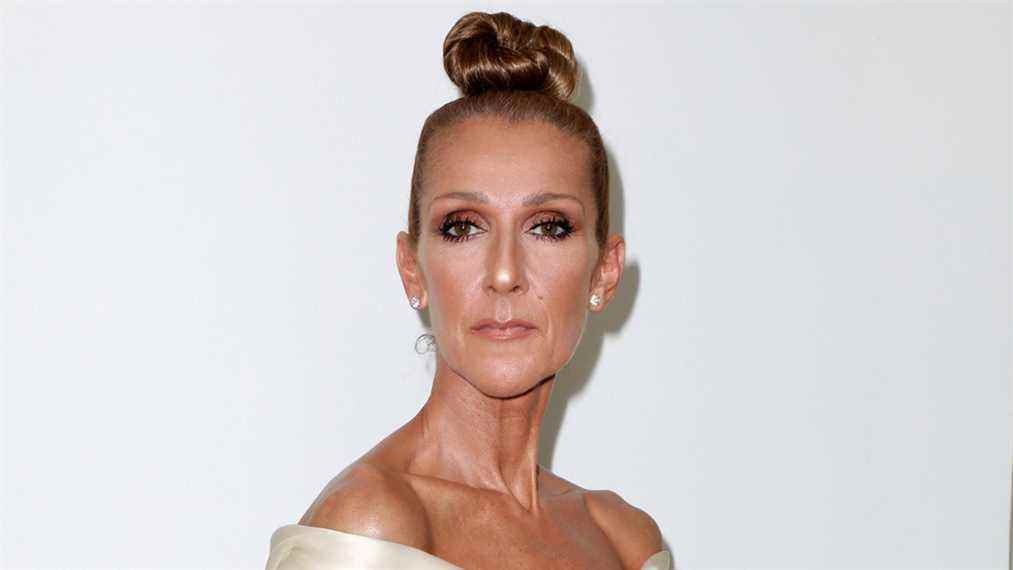 Céline Dion repousse les dates de sa tournée européenne à 2023 malgré un problème de santé persistant
