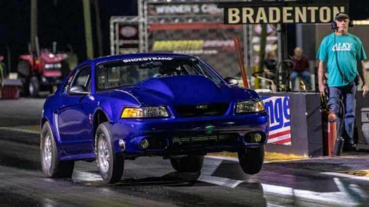 Cette Ford Mustang Shell de 1999 a été transformée en une fusée de course de dragsters en 36 jours