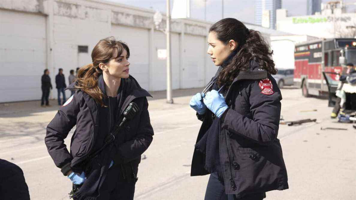 Chicago Fire met Violet dans une situation impossible avec son nouveau partenaire, alors quoi de neuf avec Brett ? 
