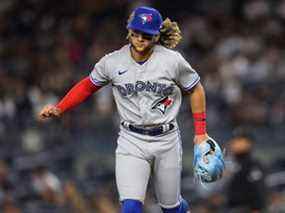 Bo Bichette des Blue Jays de Toronto quitte le terrain à la fin de la cinquième manche du match contre les Yankees de New York au Yankee Stadium le 12 avril 2022 à New York.