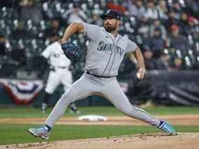 12 avril 2022 ;  Chicago, Illinois, États-Unis ;  Le lanceur partant des Mariners de Seattle, Robbie Ray (38 ans), livre contre les White Sox de Chicago lors de la première manche au terrain à taux garanti.