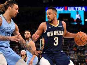 CJ McCollum des New Orleans Pelicans gère le ballon contre Brandon Clarke des Memphis Grizzlies au cours de la seconde mi-temps au FedExForum le 09 avril 2022 à Memphis, Tennessee.