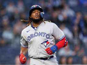 NEW YORK, NEW YORK – 12 AVRIL: Vladimir Guerrero Jr. # 27 des Blue Jays de Toronto réagit après avoir retiré lors de la première manche du match contre les Yankees de New York au Yankee Stadium le 12 avril 2022 à New York.