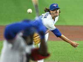 Le lanceur partant des Blue Jays de Toronto, Kevin Gausman, livre un lancer contre les Rangers du Texas lors de la première manche au Rogers Centre.