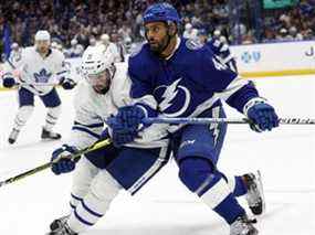 4 avril 2022 ;  Tampa, Floride, États-Unis ;  Le centre des Maple Leafs de Toronto Colin Blackwell (11) et l'ailier gauche Pierre-Edouard Bellemare (41) patinent après la rondelle au cours de la deuxième période à l'aréna Amalie.