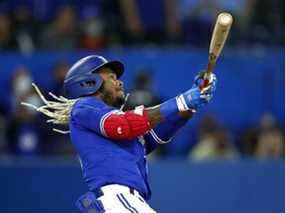 Raimel Tapia des Blue Jays de Toronto bat en dixième manche lors d'un match de la MLB contre les Red Sox de Boston au Rogers Center le 26 avril 2022 à Toronto, Ontario, Canada.