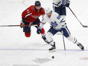 24 avril 2022 ;  Washington, District de Columbia, États-Unis ;  L'ailier droit des Maple Leafs de Toronto William Nylander (88) patine avec la rondelle alors que l'ailier droit des Capitals de Washington Tom Wilson (43) poursuit en troisième période au Capital One Arena.