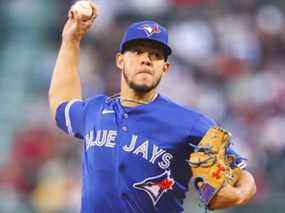 Jose Berrios des Blue Jays de Toronto lance lors de la première manche d'un match contre les Red Sox de Boston au Fenway Park le 20 avril 2022 à Boston, Massachusetts.