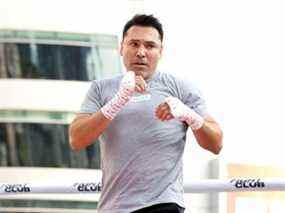 Oscar De La Hoya assiste à une séance d'entraînement ouverte aux médias publics au XBOX Plaza de Los Angeles, le 24 août 2021.