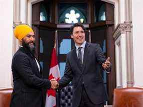 Le chef du NPD Jagmeet Singh, à gauche, et le premier ministre Justin Trudeau.