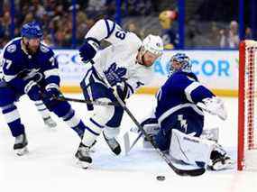 Andrei Vasilevskiy du Lightning de Tampa Bay arrête un tir de Kyle Clifford des Maple Leafs de Toronto en première période lors d'un match à l'Amalie Arena le 21 avril 2022 à Tampa, en Floride.