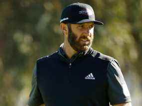 Dustin Johnson, des États-Unis, regarde pendant le pro-am avant le Genesis Invitational au Riviera Country Club le 16 février 2022 à Pacific Palisades, en Californie.