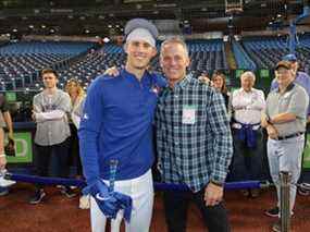 Cavan Biggio (à gauche) des Blue Jays de Toronto pose avec son père et membre du Temple de la renommée Craig Biggio en 2019.