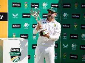 Le capitaine sud-africain Dean Elgar regarde le trophée après que l'Afrique du Sud a remporté la série après le deuxième match de test de cricket entre l'Afrique du Sud et le Bangladesh au St George's Park à Gqeberha le 11 avril 2022.