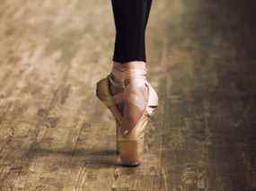 Pieds de ballerine en chaussures d'entraînement.