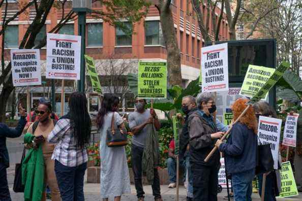 Les travailleurs d’Amazon de Staten Island votent pour se syndiquer