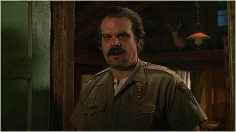 David Harbour de Stranger Things devient John McClane en tant que Père Noël dans la première séquence de Violent Night