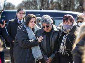 Luis Felipa, qui a perdu sa fille, ses trois petits-enfants et son gendre dans l'incendie d'une maison à Brampton tôt lundi, pleure à côté de cinq caveaux funéraires contenant leurs cercueils avant son inhumation au Brampton Funeral Home and Cemetery à Brampton, en Ontario.  le samedi 2 avril 2022.