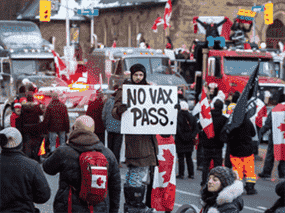 Les gens se rassemblent autour de camions près de l'Assemblée législative de l'Ontario à Toronto pour protester contre les mandats de la COVID-19 le 5 février 2022.