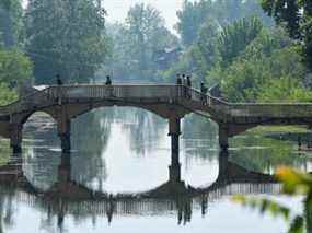 Des soldats paramilitaires indiens patrouillent sur une passerelle près du site d'une fusillade entre des militants présumés et les forces gouvernementales indiennes à Srinagar le 10 avril 2022.