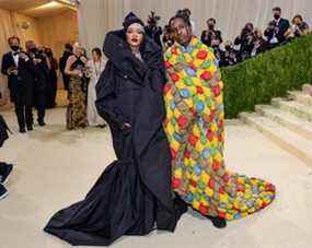 Rihanna et A$AP Rocky assistent au Met Gala 2021 célébrant In America: A Lexicon Of Fashion au Metropolitan Museum of Art le 13 septembre 2021 à New York.