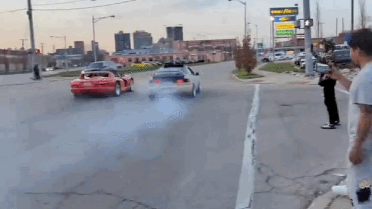 Dodge Viper s’efface dans une course de rue insensée avec Acura Integra