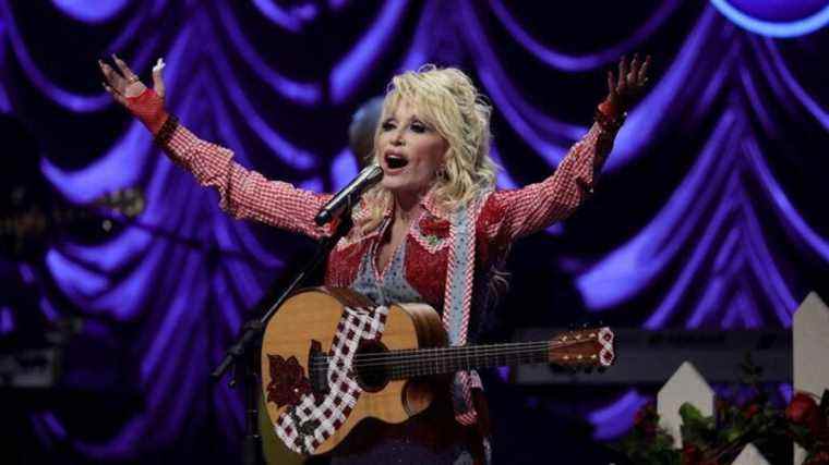 Dolly Parton dit que manquer de respect à la Terre, c’est « comme être moche avec sa maman »