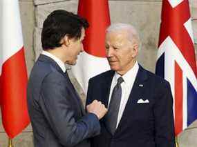 Le premier ministre Justin Trudeau et le président américain Joe Biden s'entretiennent au siège de l'OTAN à Bruxelles, en Belgique, le 24 mars 2022.