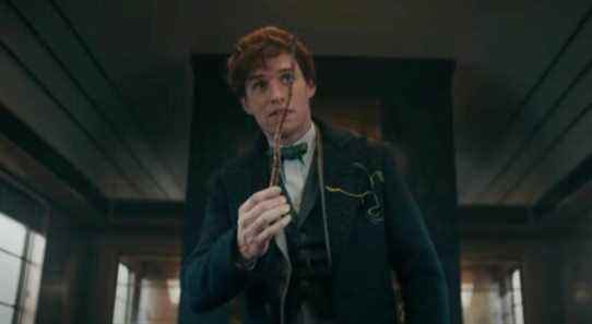 Eddie Redmayne a été déçu quand il a pensé que les médias avaient gâché une scène de Fantastic Beasts 3, mais au lieu de cela, il l'a prise de façon hilarante pour un célèbre décor de Batman