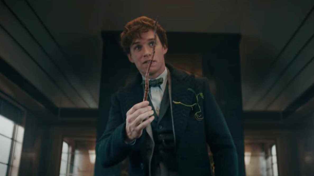 Eddie Redmayne a été déçu quand il a pensé que les médias avaient gâché une scène de Fantastic Beasts 3, mais au lieu de cela, il l'a prise de façon hilarante pour un célèbre décor de Batman
