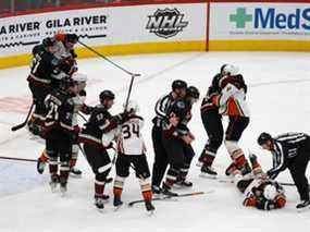 Jay Beagle (83) des Coyotes de l'Arizona est retenu par le juge de ligne Jonathan Deschamps après une bagarre avec Troy Terry (19) des Ducks d'Anaheim lors de la troisième période du match de la LNH au Gila River Arena le 1er avril 2022 à Glendale, Arizona Les Ducks ont défait les Coyotes 5-0.