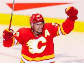 Le centre des Flames de Calgary Sean Monahan.