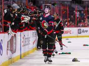 Josh Norris (9) des Sénateurs d'Ottawa célèbre après avoir marqué son but du tour du chapeau contre les Red Wings de Detroit en troisième période au Centre Canadian Tire le 03 avril 2022.