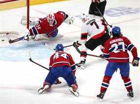 Brady Tkachuk des Sénateurs d'Ottawa marque un but contre le gardien des Canadiens de Montréal Jake Allen lors de la deuxième période au Centre Bell mardi soir.