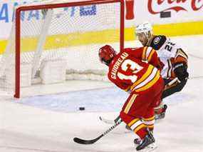 Les Flames de Calgary Johnny Gaudreau marquent sur un filet vide des Ducks d'Anaheim pour sceller le match en troisième période dans la LNH au Scotiabank Saddledome de Calgary le mercredi 16 février 2022.