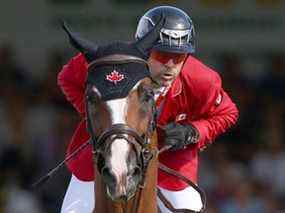 Le Canadien Eric Lamaze chevauche Coco Bongo et saute sans faute lors de la première manche de la Coupe des nations BMO sur le ring international lors de l'épreuve de saut d'obstacles The Masters à Spruce Meadows à Calgary le 7 septembre 2019.