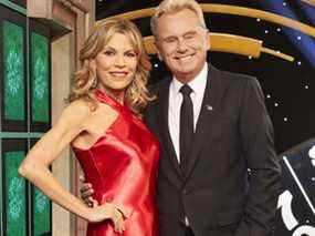 La roue de la fortune met en vedette Vanna White et Pat Sajak.