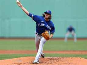 Le lanceur partant Kevin Gausman # 34 des Blue Jays de Toronto lance contre les Red Sox de Boston lors de la deuxième manche au Fenway Park le 21 avril 2022 à Boston, Massachusetts.