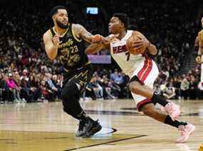 Kyle Lowry des Miami Heat se dirige vers le filet contre Fred VanVleet des Raptors lors de la première mi-temps à la Scotiabank Arena le dimanche 3 avril 2022.