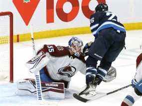 L'attaquant des Jets de Winnipeg Blake Wheeler manque de place lors d'une échappée contre le gardien de but de l'Avalanche du Colorado Darcy Kuemper.