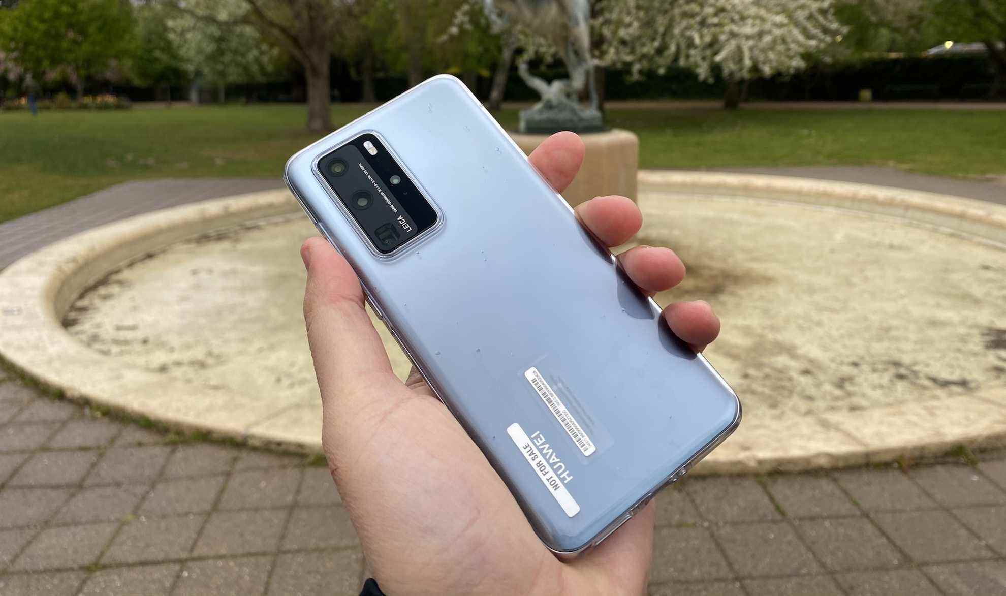 Un Huawei P40 Pro tenu dans une main