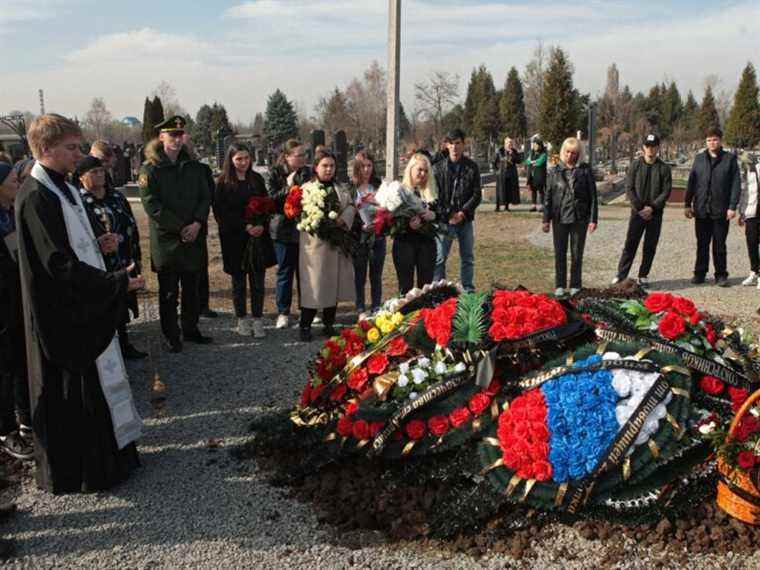 « IL ÉTAIT TRÈS JEUNE »: les Russes enterrent les soldats morts alors que le Kremlin admet des pertes importantes